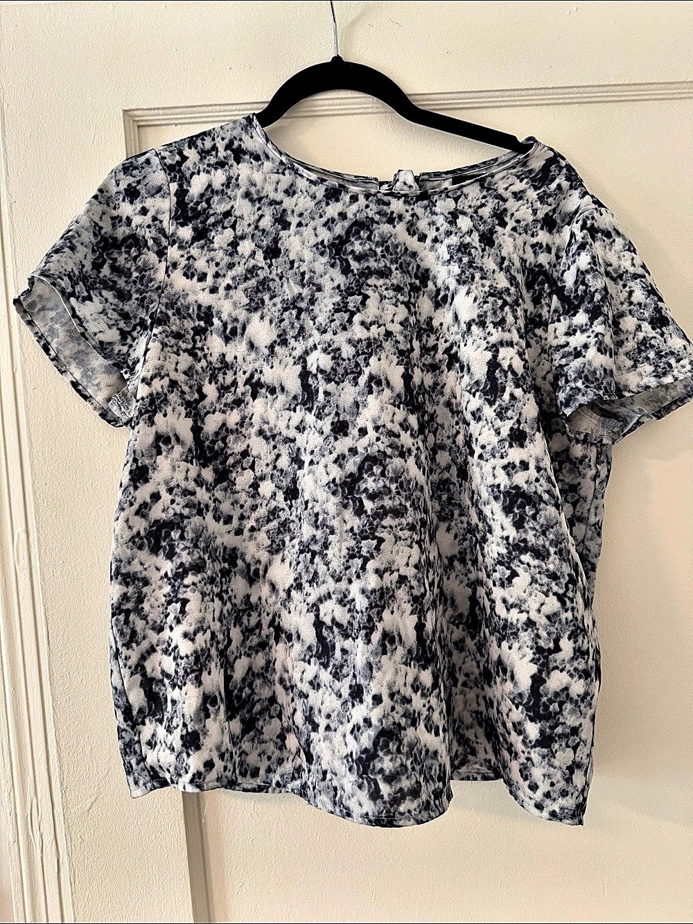 Wells Grace Abstract Short Sleeve Blouse in Blue & White Size Medium